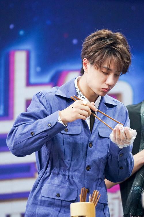 娱乐圈王一博吃瓜视频